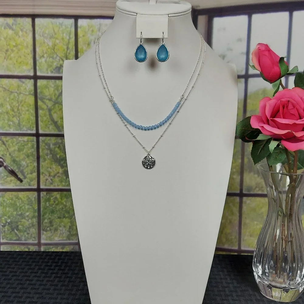 💖💖NIB AVON 2 TIER SILVER TONE SAND DOLLAR NECKLACE AND EARRING SET (BLUE)